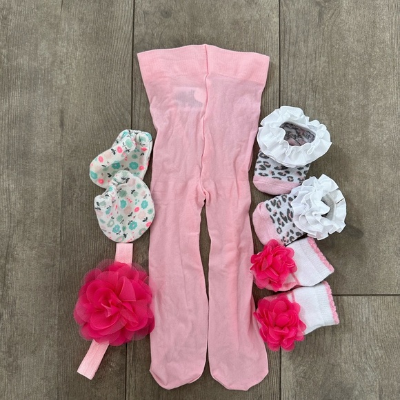 0-6 m baby girl accessory lot -pantyhose, socks bundle, hair piece, hand booties - Picture 12 of 13